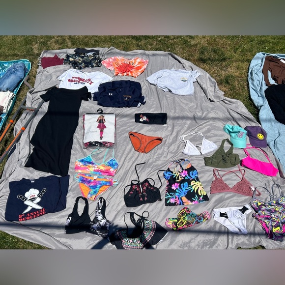 Clothes, hats and swimsuits - Picture 2 of 2